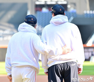 김경문 감독 ‘김서현을 격려하며’[포토]