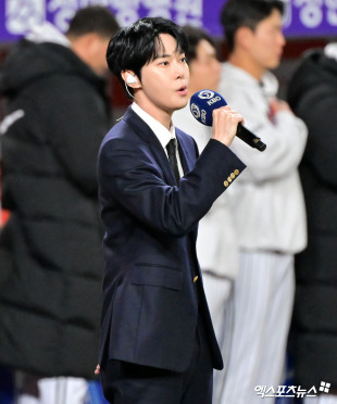 NCT 도영 ‘한국시리즈 5차전 애국가 제창’[엑's HD포토]