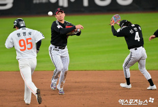 오지환 ‘병살로 위기 탈출’[포토]