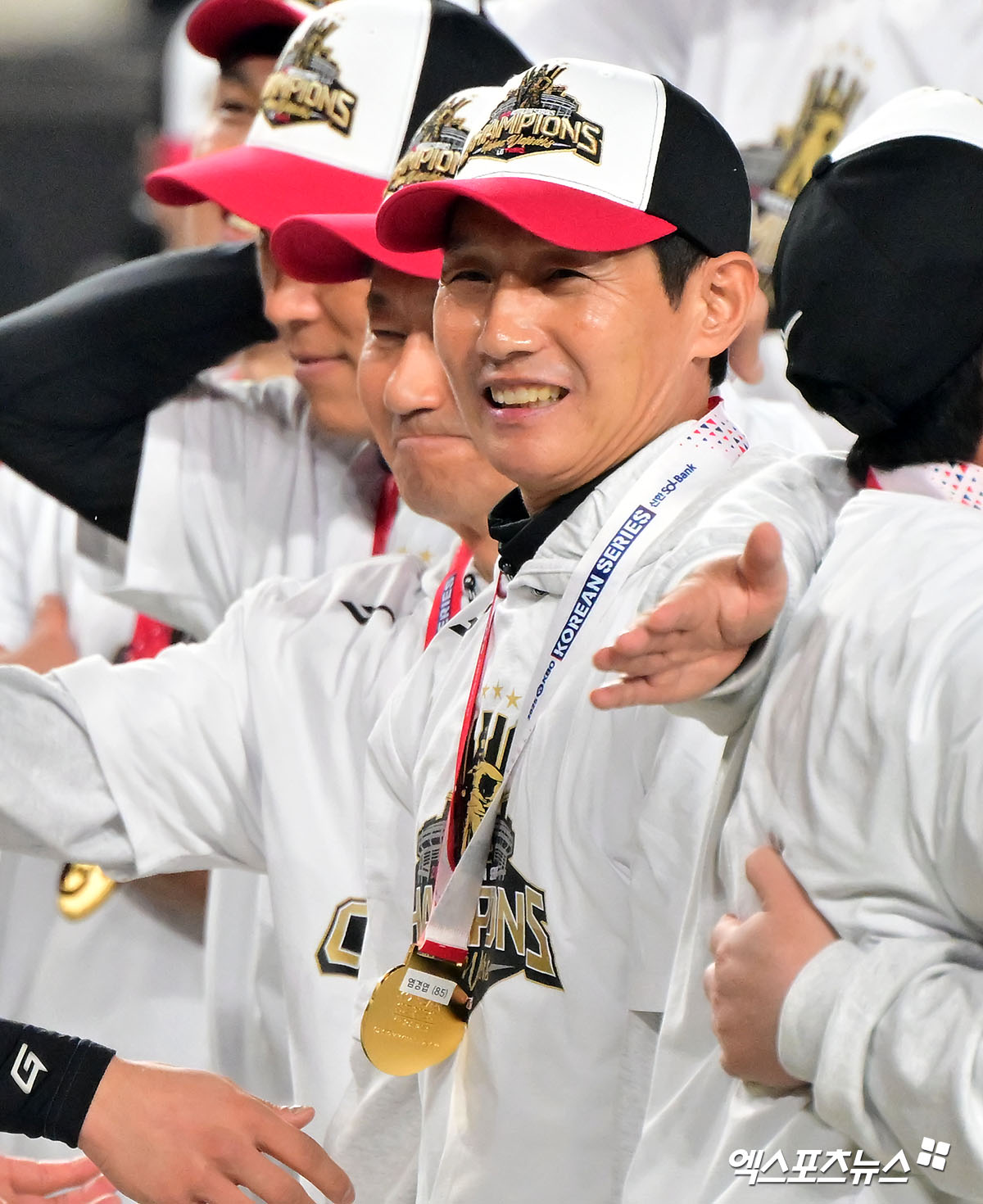 염경엽 감독이 이끄는 LG 트윈스가 31일 대전 한화생명 볼파크에서 열린 2025 신한 SOL Bank KBO 한국시리즈(7전 4승제, LG 3승1패) 5차전에서 한화 이글스를 꺾고 우승을 차지했다. 사진 김한준, 박지영 기자