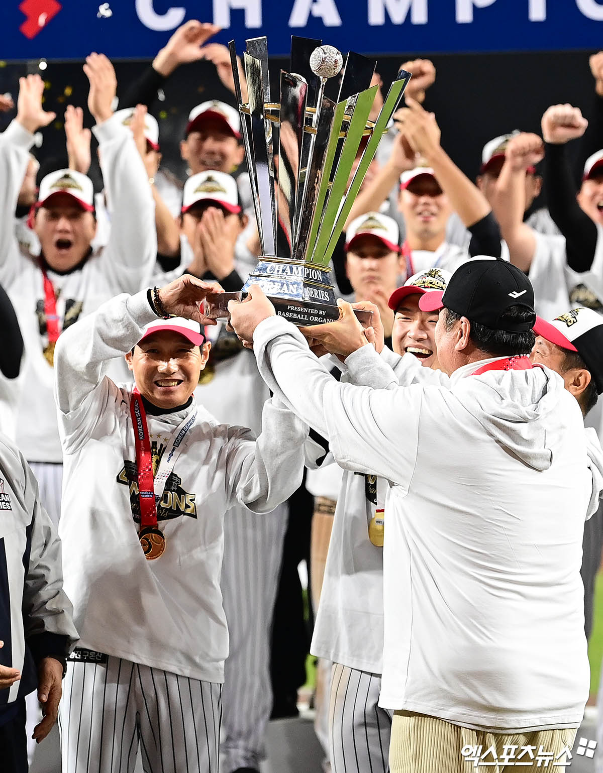31일 대전 한화생명볼파크에서 열린 '2025 신한 SOL Bank KBO 한국시리즈' LG 트윈스와 한화 이글스의 경기에서 LG가 선발투수 앤더스 톨허스트의 7이닝 1실점 완벽투에 힘입어 4-1로 승리하며 시리즈 전적 4승1패로 통합우승을 이뤘다. 경기 종료 후 염경엽 감독과 박해민, 차명석 단장이 우승 트로피를 들어올리고 있다. 박지영 기자