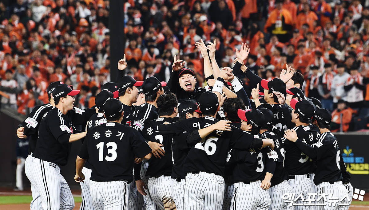 31일 대전 한화생명볼파크에서 열린 '2025 신한 SOL Bank KBO 한국시리즈' LG 트윈스와 한화 이글스의 경기에서 LG가 선발투수 앤더스 톨허스트의 7이닝 1실점 완벽투에 힘입어 4-1로 승리하며 시리즈 전적 4승1패로 통합우승을 이뤘다. 경기 종료 직후 선수들이 마운드에 모여 세리머니를 하고 있다. 박지영 기자
