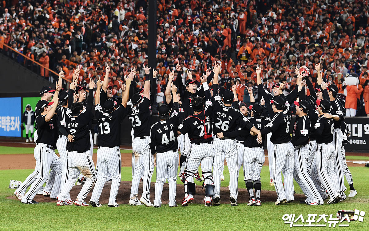 염경엽 감독이 이끄는 LG 트윈스가 지난 10월 31일 대전 한화생명 볼파크에서 열린 2025 신한 SOL Bank KBO 한국시리즈(7전 4선승제, LG 3승1패) 5차전에서 한화 이글스를 4-1로 꺾고 우승을 차지했다. 사진 김한준, 박지영 기자