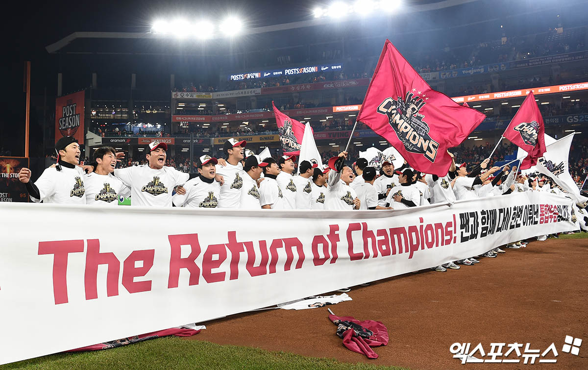염경엽 감독이 이끄는 LG 트윈스가 지난 10월 31일 대전 한화생명 볼파크에서 열린 2025 신한 SOL Bank KBO 한국시리즈(7전 4선승제, LG 3승1패) 5차전에서 한화 이글스를 4-1로 꺾고 우승을 차지했다. 사진 김한준, 박지영 기자