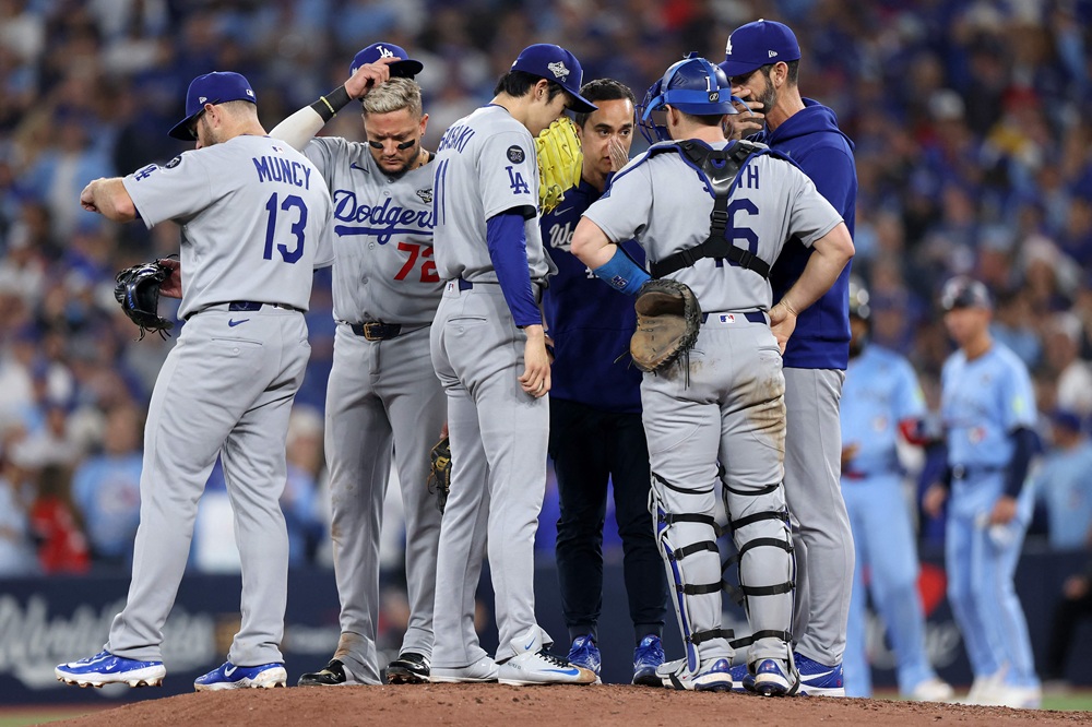 김혜성이 뛰고 있는 미국 메이저리그 LA 다저스가 1일(한국시간) 캐나다 온타리오주 토론토 로저스센터에서 열린 2025 메이저리그 월드시리즈(7전 4승제, 토론토 3승2패) 6차전에서 토론토 블루제이스를 3-1로 이겼다. 사진 연합뉴스
