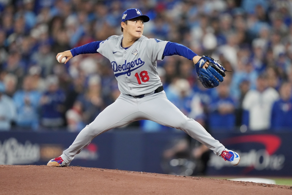 LA 다저스 야마모토 요시노부가 1일(한국시간) 캐나다 온타리오주 토론토의 로저스센터에서 열린 2025 미국 메이저리그(MLB) 포스트시즌 토론토 블루제이스와의 월드시리즈(WS) 6차전에 선발 등판해 6이닝 5피안타 1볼넷 6탈삼진 1실점으로 승리투수가 됐다. 야마모토는 이날 경기 포함 올해 포스트시즌에서 5경기 34⅔이닝 4승 1패 평균자책점 1.56으로 활약 중이다. AP 연합뉴스