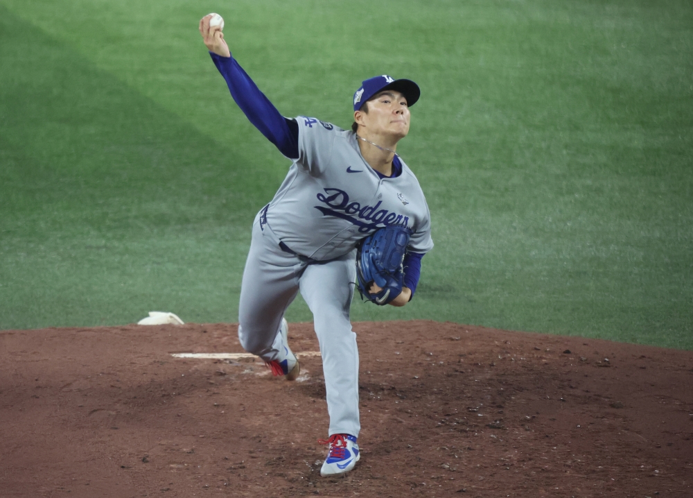 LA 다저스 야마모토 요시노부가 1일(한국시간) 캐나다 온타리오주 토론토의 로저스센터에서 열린 2025 미국 메이저리그(MLB) 포스트시즌 토론토 블루제이스와의 월드시리즈(WS) 6차전에 선발 등판해 6이닝 5피안타 1볼넷 6탈삼진 1실점으로 승리투수가 됐다. 야마모토는 이날 경기 포함 올해 포스트시즌에서 5경기 34⅔이닝 4승 1패 평균자책점 1.56으로 활약 중이다. UPI 연합뉴스