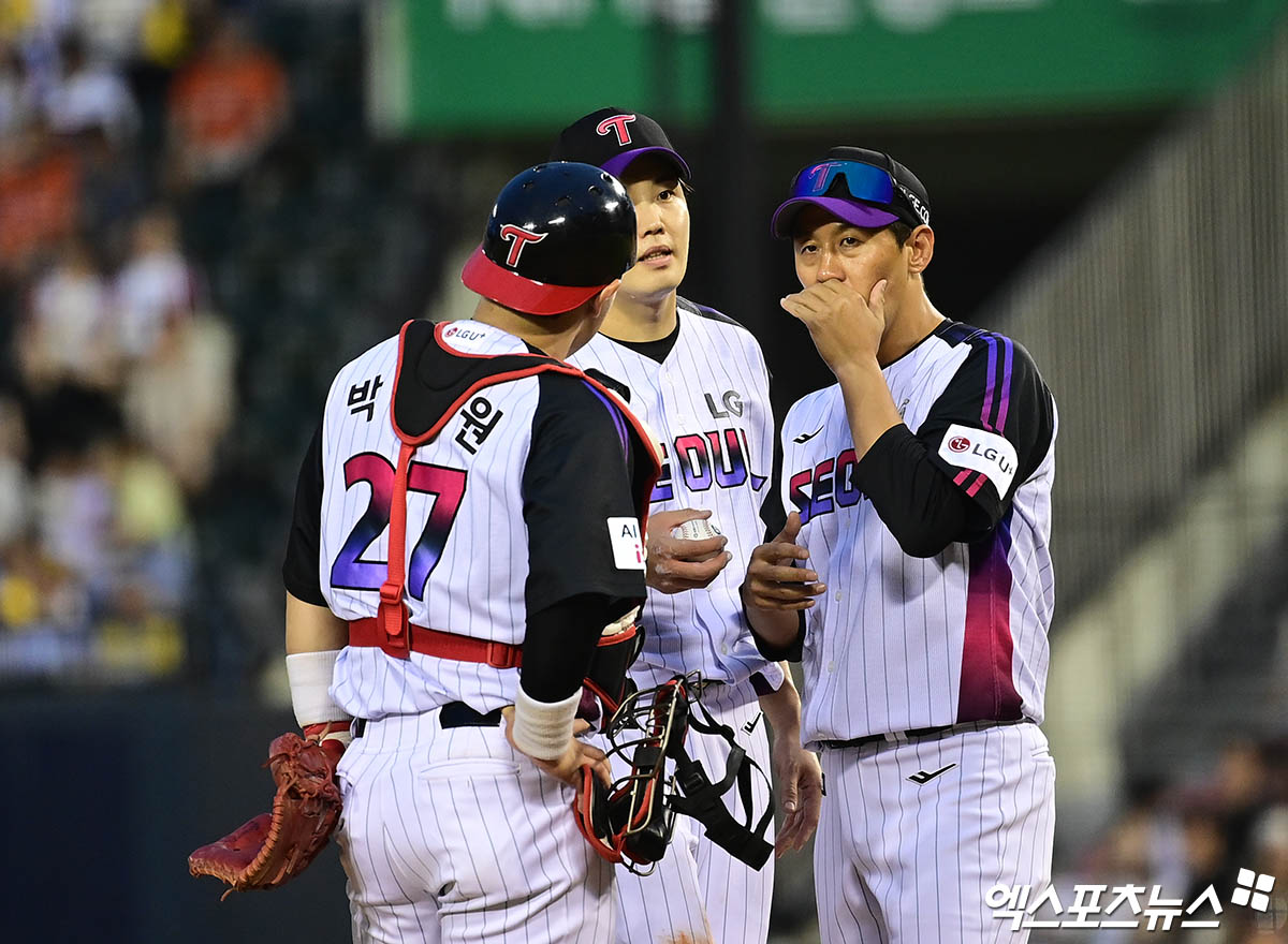 8일 오후 서울 송파구 잠실야구장에서 열린 '2025 신한 SOL Bank KBO리그' 한화 이글스와 LG 트윈스의 경기, 4회초 무사 1,2루 LG 김광삼 투수코치가 마운드를 방문해 선발투수 임찬규, 포수 박동원과 이야기를 나누고 있다. 엑스포츠뉴스 DB