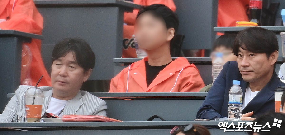 18일 오후 대전한화생명볼파크에서 열린 '2025 신한 SOL Bank KBO 포스트시즌' 삼성 라이온즈와 한화 이글스의 플레이오프 1차전 경기, 야구 국가대표팀 류지현 감독과 강인권 수석코치가 관중석에서 경기를 지켜보고 있다. 엑스포츠뉴스 DB