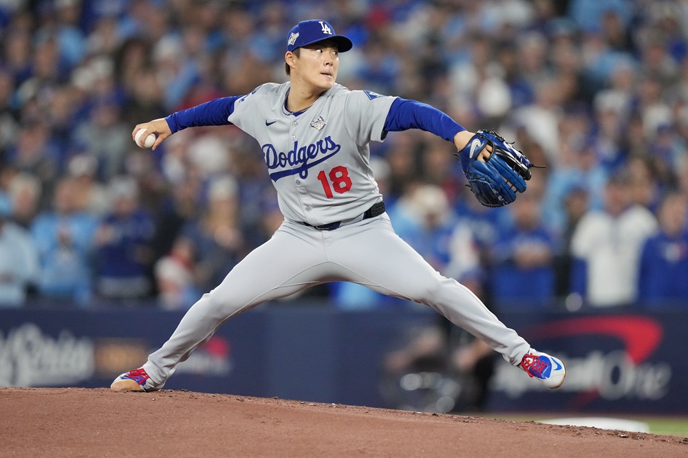 미국 메이저리그 LA 다저스의 일본인 투수 야마모토 요시노부가 1일 캐나다 온타리오주 토론토 로저스센터에서 열린 2025 메이저리그 월드시리즈(7전 4승제, 토론토 3승2패) 6차전에 선발등판, 6이닝 1실점 호투로 승리투수가 됐다. 사진 연합뉴스