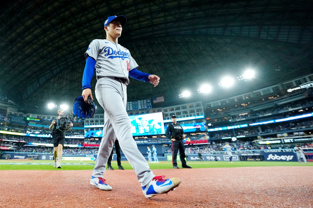 LA 다저스 야마모토 요시노부가 1일(한국시간) 캐나다 온타리오주 토론토의 로저스센터에서 열린 2025 미국 메이저리그(MLB) 포스트시즌 토론토 블루제이스와의 월드시리즈(WS) 6차전에 선발 등판해 6이닝 5피안타 1볼넷 6탈삼진 1실점으로 승리투수가 됐다. 야마모토는 이날 경기 포함 올해 포스트시즌에서 5경기 34⅔이닝 4승 1패 평균자책점 1.56으로 활약 중이다. AP 연합뉴스