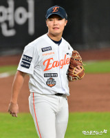 눈물 쏟아낸 정우주, 슈퍼루키의 첫 시즌이 끝났다…아직 갈 길 멀다 생각, 우승할 수 있도록 더 좋은 선수 되겠다 [한화의 가을 에필로그]