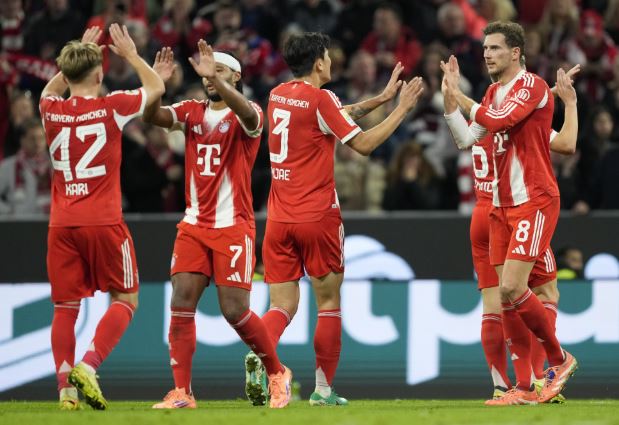 바이에른 뮌헨은 2일 독일 뮌헨의 알리안츠 아레나에서 열린 2025-2026시즌 분데스리가 9라운드에서 레버쿠젠을 3-0으로 제압했다. 전반 25분 세르주 그나브리, 전반 32분 니콜라스 잭슨, 전반 44분 로익 바데(자책골)의 연속 득점으로 전반전에 이미 승부를 갈랐다. 후반에도 완벽한 경기 운영으로 레버쿠젠의 반격을 차단하며 무실점 완승을 거뒀다. 뮌헨은 리그 9전 전승(승점 27)을 챙기면서 2위 RB 라이프치히(승점 22)를 5점 차로 따돌렸다. 뮌헨 수비수 김민재는 이날 선발 출전한 뒤 풀타임을 소화하며 무실점 승리에 공헌했다. 연합뉴스