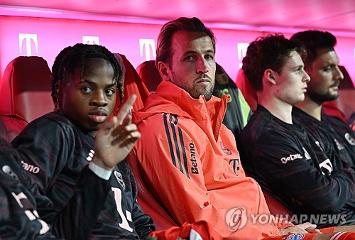 바이에른 뮌헨은 2일 독일 뮌헨의 알리안츠 아레나에서 열린 2025-2026시즌 분데스리가 9라운드에서 레버쿠젠을 3-0으로 제압했다. 전반 25분 세르주 그나브리, 전반 32분 니콜라스 잭슨, 전반 44분 로익 바데(자책골)의 연속 득점으로 전반전에 이미 승부를 갈랐다. 후반에도 완벽한 경기 운영으로 레버쿠젠의 반격을 차단하며 무실점 완승을 거뒀다. 뮌헨은 리그 9전 전승(승점 27)을 챙기면서 2위 RB 라이프치히(승점 22)를 5점 차로 따돌렸다. 뮌헨 수비수 김민재는 이날 선발 출전한 뒤 풀타임을 소화하며 무실점 승리에 공헌했다. 연합뉴스