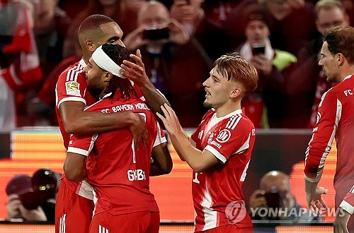 바이에른 뮌헨은 2일 독일 뮌헨의 알리안츠 아레나에서 열린 2025-2026시즌 분데스리가 9라운드에서 레버쿠젠을 3-0으로 제압했다. 전반 25분 세르주 그나브리, 전반 32분 니콜라스 잭슨, 전반 44분 로익 바데(자책골)의 연속 득점으로 전반전에 이미 승부를 갈랐다. 후반에도 완벽한 경기 운영으로 레버쿠젠의 반격을 차단하며 무실점 완승을 거뒀다. 뮌헨은 리그 9전 전승(승점 27)을 챙기면서 2위 RB 라이프치히(승점 22)를 5점 차로 따돌렸다. 뮌헨 수비수 김민재는 이날 선발 출전한 뒤 풀타임을 소화하며 무실점 승리에 공헌했다. 연합뉴스