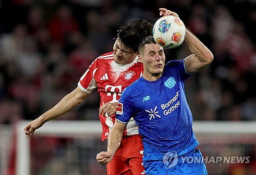 바이에른 뮌헨은 2일 독일 뮌헨의 알리안츠 아레나에서 열린 2025-2026시즌 분데스리가 9라운드에서 레버쿠젠을 3-0으로 제압했다. 전반 25분 세르주 그나브리, 전반 32분 니콜라스 잭슨, 전반 44분 로익 바데(자책골)의 연속 득점으로 전반전에 이미 승부를 갈랐다. 후반에도 완벽한 경기 운영으로 레버쿠젠의 반격을 차단하며 무실점 완승을 거뒀다. 뮌헨은 리그 9전 전승(승점 27)을 챙기면서 2위 RB 라이프치히(승점 22)를 5점 차로 따돌렸다. 뮌헨 수비수 김민재는 이날 선발 출전한 뒤 풀타임을 소화하며 무실점 승리에 공헌했다. 연합뉴스