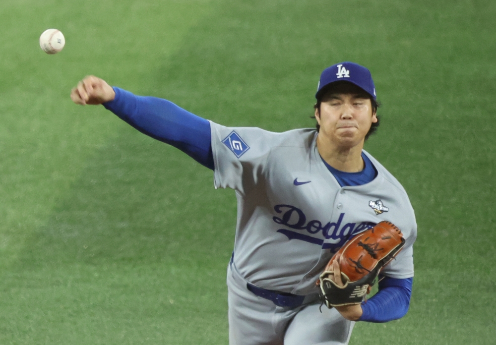 LA 다저스 오타니 쇼헤이가 2일(한국시간) 캐나다 온타리오주 토론토의 로저스센터에서 열린 2025 미국 메이저리그(MLB) 포스트시즌 토론토 블루제이스와의 월드시리즈(WS) 7차전에 선발 등판해 2⅓이닝 5피안타(1피홈런) 2볼넷 3탈삼진 3실점을 기록했다. 최고구속은 최고구속은 100.9마일(약 162km/h)로 측정됐다. UPI 연합뉴스