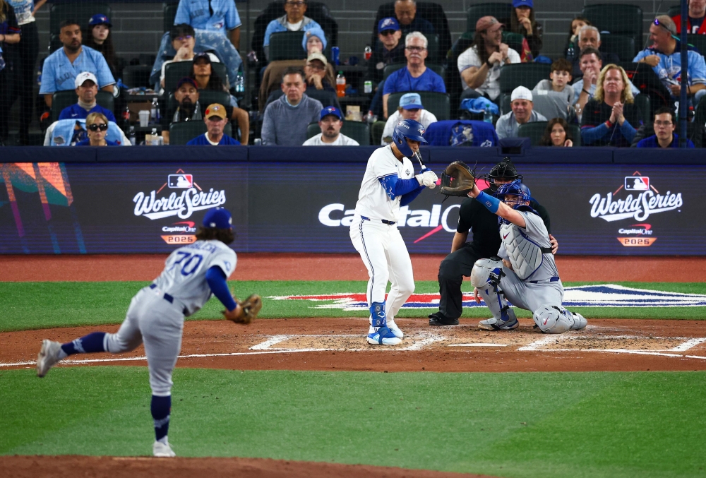 2일(한국시간) 캐나다 온타리오주 토론토의 로저스센터에서 2025 미국 메이저리그(MLB) 포스트시즌 월드시리즈(WS) 7차전 LA 다저스와 토론토 블루제이스의 경기, 4회말 1사 토론토 안드레스 히메네즈의 몸에 맞는 볼 이후 벤치클리어링이 발생했다. AFP 연합뉴스