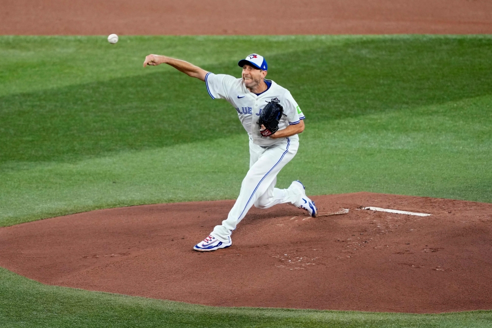 2일(한국시간) 캐나다 온타리오주 토론토의 로저스센터에서 2025 미국 메이저리그(MLB) 포스트시즌 월드시리즈(WS) 7차전 LA 다저스와 토론토 블루제이스의 경기, 토론토 선발 맥스 슈어저가 공을 힘차게 던지고 있다. AFP 연합뉴스