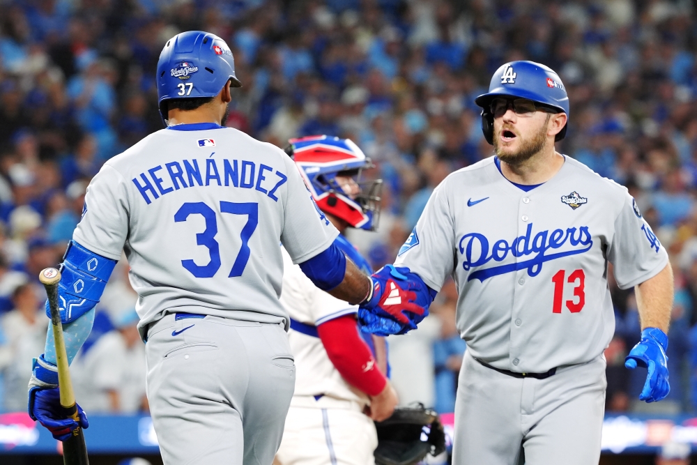 2일(한국시간) 캐나다 온타리오주 토론토의 로저스센터에서 2025 미국 메이저리그(MLB) 포스트시즌 월드시리즈(WS) 7차전 LA 다저스와 토론토 블루제이스의 경기, 8회초 1사 다저스 맥스 먼시(오른쪽)가 1점 홈런을 날린 뒤 팀 동료 테오스카 에르난데스(왼쪽)와 기쁨을 나누고 있다. AP 연합뉴스