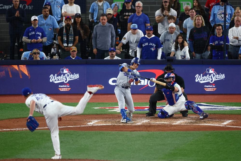 2일(한국시간) 캐나다 온타리오주 토론토의 로저스센터에서 2025 미국 메이저리그(MLB) 포스트시즌 월드시리즈(WS) 7차전 LA 다저스와 토론토 블루제이스의 경기, 6회초 1사 1, 3루 다저스 토미 에드먼이 1타점 희생플라이를 날리고 있다. AFP 연합뉴스