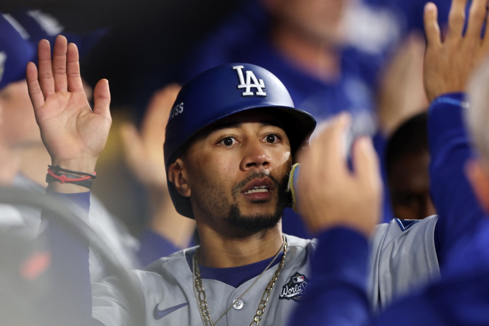 2일(한국시간) 캐나다 온타리오주 토론토의 로저스센터에서 2025 미국 메이저리그(MLB) 포스트시즌 월드시리즈(WS) 7차전 LA 다저스와 토론토 블루제이스의 경기, 6회초 1사 1, 3루 다저스 토미 에드먼의 1타점 희생플라이 때 3루주자 무키 베츠가 득점한 뒤 동료들과 기쁨을 나누고 있다. AFP 연합뉴스