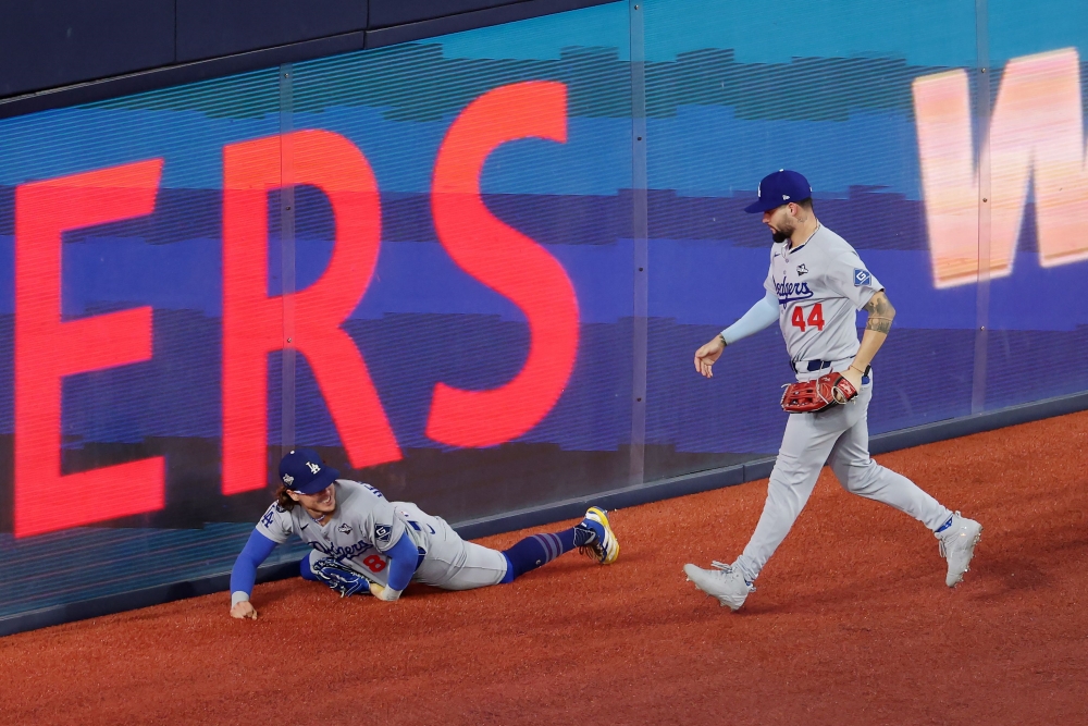 2일(한국시간) 캐나다 온타리오주 토론토의 로저스센터에서 2025 미국 메이저리그(MLB) 포스트시즌 월드시리즈(WS) 7차전 LA 다저스와 토론토 블루제이스의 경기, 9회말 2사 만루 다저스 앤디 파헤스가 토론토 어니 클레멘트의 타구를 처리한 뒤 키케 에르난데스를 바라보고 있다. AFP 연합뉴스
