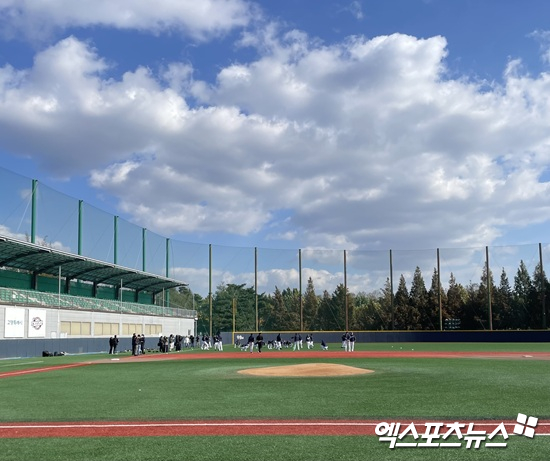 류지현 감독이 이끄는 대표팀은 2일 고양 국가대표야구훈련장에서 '2025 네이버 K-베이스볼 시리즈(NAVER K-BASEBALL SERIES)' 평가전을 앞두고 첫 대비 훈련에 돌입했다. 선수단이 훈련 전 몸을 풀고 있다. 고양, 김유민 기자