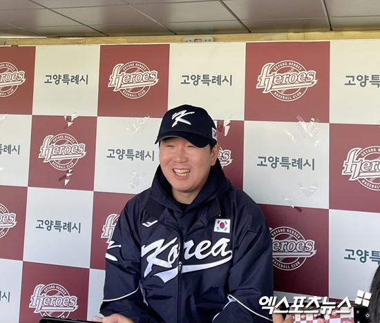 류지현 감독이 이끄는 대표팀은 2일 고양 국가대표야구훈련장에서 '2025 네이버 K-베이스볼 시리즈(NAVER K-BASEBALL SERIES)' 평가전을 앞두고 첫 대비 훈련에 돌입했다. 류 감독이 훈련 전 취재진과 인터뷰에 응하고 있다. 고양, 김유민 기자