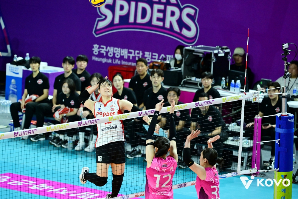 2일 오후 인천삼산월드체육관에서 열린 '진에어 2025-2025 V-리그' 여자부 1라운드 흥국생명과 페퍼저축은행의 경기, 페퍼저축은행 이한비가 공격을 시도하고 있다. KOVO