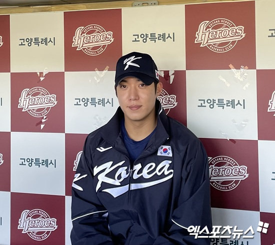 류지현 감독이 이끄는 대표팀은 2일 고양 국가대표야구훈련장에서 '2025 네이버 K-베이스볼 시리즈(NAVER K-BASEBALL SERIES)' 평가전을 앞두고 첫 훈련을 치렀다. 투수조 조장 원태인이 훈련 도중 취재진과 인터뷰에 응하고 있다. 고양, 김유민 기자