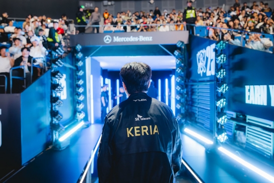 TES 롤 관련 뉴스 - 결승까지 단 한 세트 남긴 T1, TES 상대로 2세트도 완승 [롤드컵]