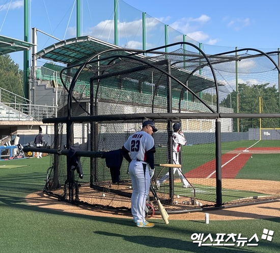 류지현 감독이 이끄는 대표팀은 2일 고양 국가대표야구훈련장에서 '2025 네이버 K-베이스볼 시리즈(NAVER K-BASEBALL SERIES)' 평가전을 앞두고 첫 훈련을 치렀다. KT 위즈 안현민이 자신의 타격 훈련 차례를 기다리고 있다. 고양, 김유민 기자