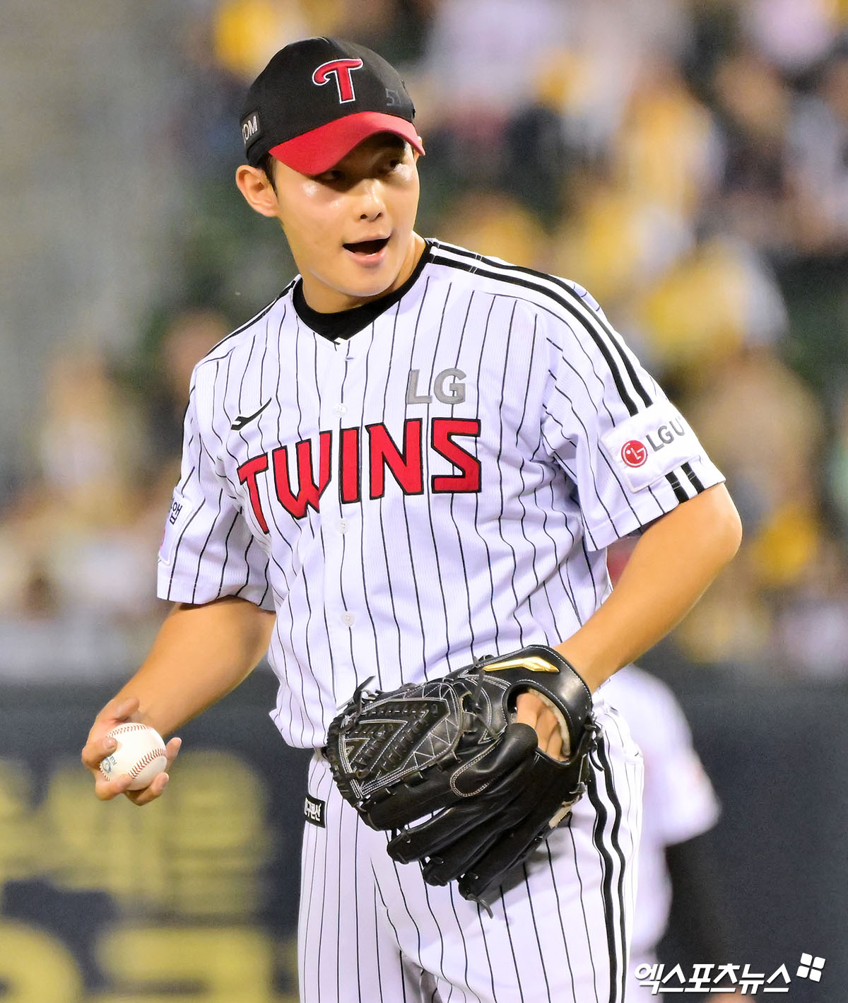 지난 9월  30일 오후 서울 송파구 잠실야구장에서 열린 '2025 신한 SOL Bank KBO리그' 두산 베어스와 LG 트윈스의 경기, 6회초 LG 김영우가 공을 힘차게 던지고 있다. 엑스포츠뉴스 DB