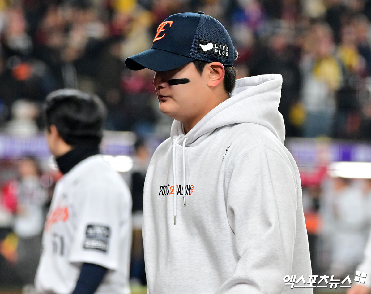 한화 이글스 투수 김서현이 지난달 29일 대전 한화생명 볼파크에서 열린 '2025 신한 SOL Bank KBO 한국시리즈' 3차전 LG 트윈스와의 홈 경기 도중 더그아웃으로 들어가고 있다. 김서현은 올해 KBO리그 최고의 마무리 투수로 이름을 날렸으나 리그 막판, 그리고 포스트시즌에서 계속된 부진을 드러내며 많은 비판을 받았다. 대전, 김한준 기자