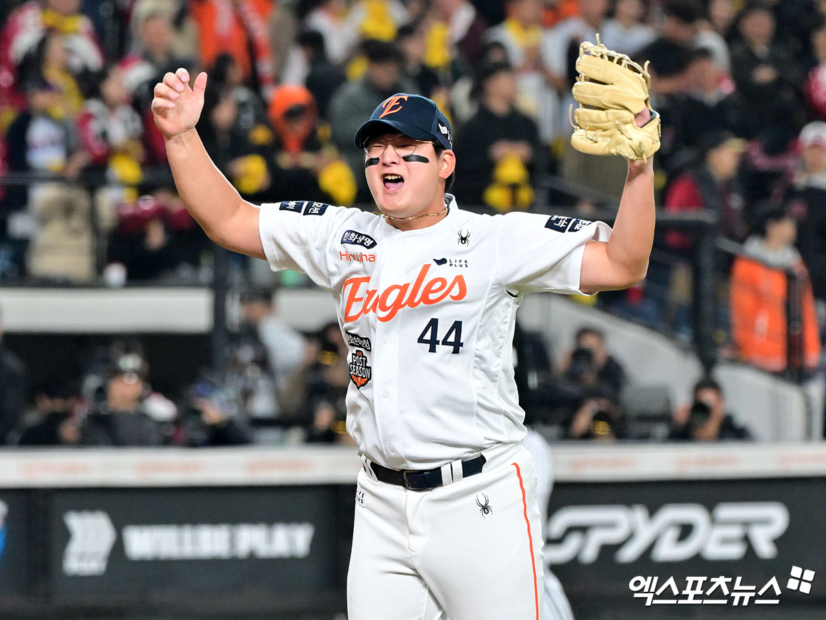 한화 이글스 투수 김서현이 지난달 30일 대전 한화생명 볼파크에서 열린 '2025 신한 SOL Bank KBO 한국시리즈' 4차전 LG 트윈스와의 홈 경기에서 8회초 수비를 잘 막아낸 뒤 포효하고 있다. 그러나 김서현은 9회초 투런포를 허용하면서 강판됐고, 이는 한화가 한국시리즈에서 패하는 결정적인 이유가 되기도 했다. 대전, 김한준 기자