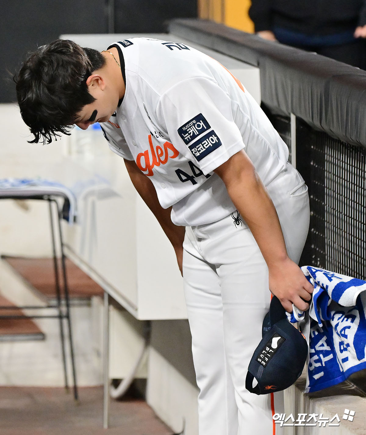 한화 이글스 투수 김서현이 지난달 29일 대전 한화생명 볼파크에서 열린 '2025 신한 SOL Bank KBO 한국시리즈' 3차전 LG 트윈스와의 홈 경기가 끝난 뒤 팬들을 향해 고개 숙여 인사하고 있다. 김서현은 올해 KBO리그 최고의 마무리 투수로 이름을 날렸으나 리그 막판, 그리고 포스트시즌에서 계속된 부진을 드러내며 많은 비판을 받았다. 대전, 김한준 기자