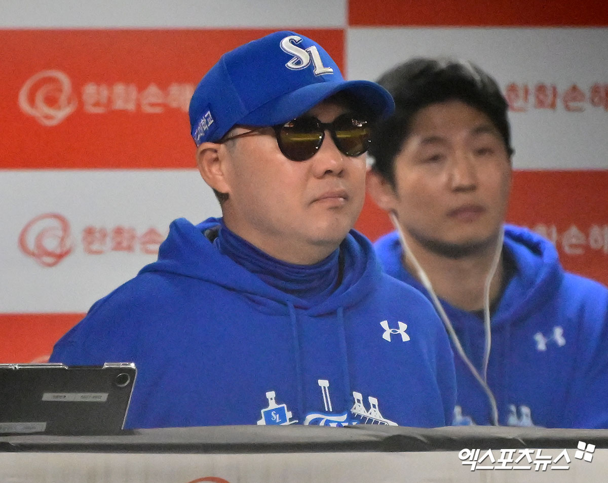 삼성 라이온즈가 3일 제16대 박진만 감독과 재계약했다. 세부 계약 내용은 계약 기간 2+1년, 최대 23억원(계약금 5억원, 연봉 5억원, 연간 인센티브 1억원)이다. 삼성은 박진만 감독이 특유의 소통 리더십과 팀 관리 능력을 바탕으로 지난 3년간 야수진 세대교체, 리그 최정상급 수비력을 끌어내며 지속 가능한 상위권 전력을 구축한 점에 주목했다. 엑스포츠뉴스 DB