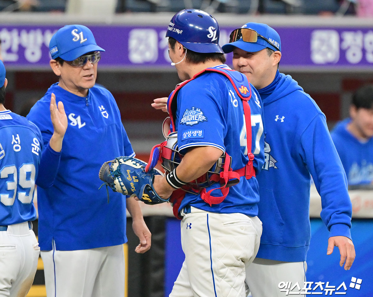 삼성 라이온즈가 3일 제16대 박진만 감독과 재계약했다. 세부 계약 내용은 계약 기간 2+1년, 최대 23억원(계약금 5억원, 연봉 5억원, 연간 인센티브 1억원)이다. 삼성은 박진만 감독이 특유의 소통 리더십과 팀 관리 능력을 바탕으로 지난 3년간 야수진 세대교체, 리그 최정상급 수비력을 끌어내며 지속 가능한 상위권 전력을 구축한 점에 주목했다. 엑스포츠뉴스 DB