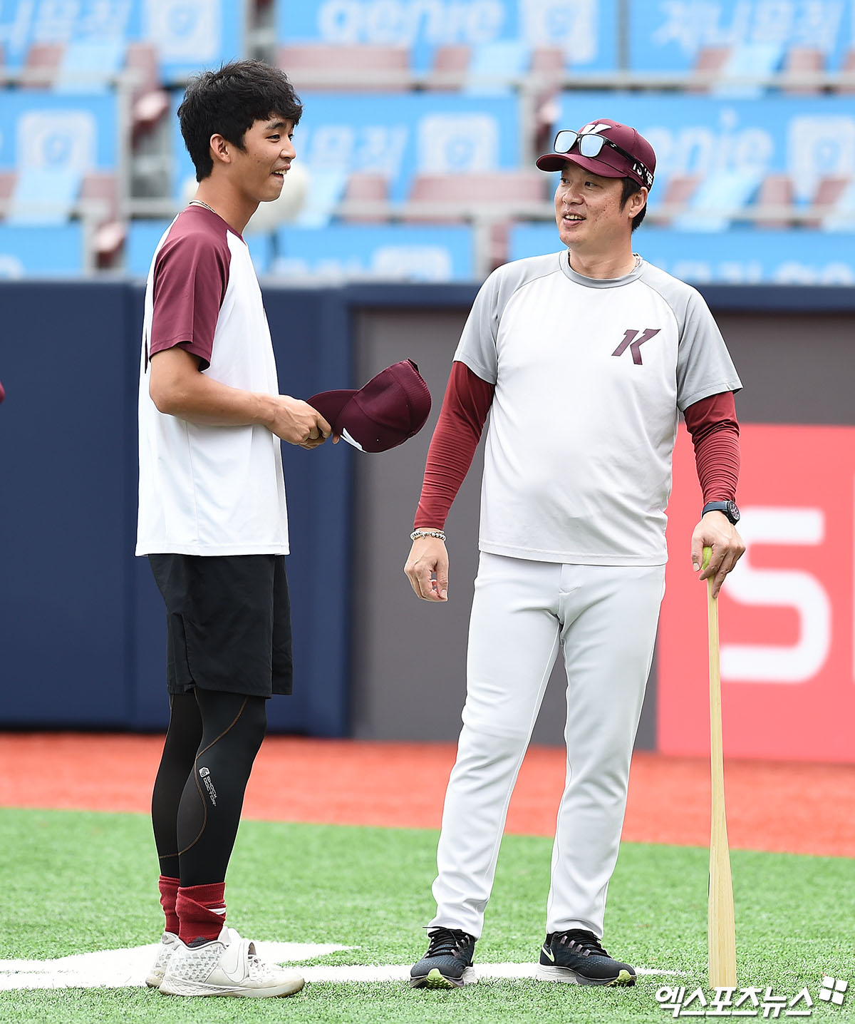 26일 오후 경기도 수원케이티위즈파크에서 열린 '2020 신한은행 SOL KBO리그' 키움 히어로즈와 KT 위즈의 경기에 앞서 키움 김규민과 강병식 코치가 그라운드에서 이야기를 나누고 있다. 엑스포츠뉴스 DB