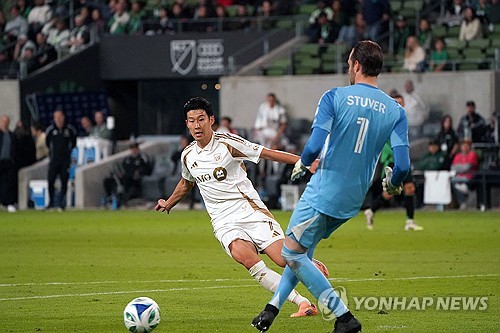 손흥민이 미국 메이저리그사커(MLS) 포스트시즌인 MLS 컵 플레이오프에서 첫 골을 뽑아내며 소속팀 로스앤젤레스(LA)FC의 서부콘퍼런스 4강(전체 8강)행을 이끌었다. LAFC는 1차전 2-1 승리를 합쳐 2연승으로 서부콘퍼런스 4강, 전체 8강에 올랐다. 손흥민은 이날 선제골 포함 1골 1도움을 기록했다. 연합뉴스