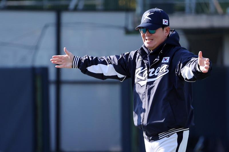 류지현 야구대표팀 감독은 3일 고양 국가대표 훈련장에서 열린 대표팀 훈련을 앞두고 지난 9월 한국계 빅리거들과의 만남에 대해 밝혔다. WBC는 국적 규정이 유연해 부모의 국적에 따라 대표팀 선택이 가능하다. 류지현 감독은 지난 9월 한국인 아버지 또는 어머니에게서 태어났거나 한국 국적으로 미국에 입양된 선수들을 만나 WBC 출전에 대해 얘기를 나누고 돌아왔다. 이 중 디트로이트 타이거스에서 멀티 플레이어로 뛰고 있는 저마이 존스가 적극적인 것으로 드러났다. 존스는 아내까지 한국대표팀으로 WBC 출전하는 것에 적극적이다. 연합뉴스