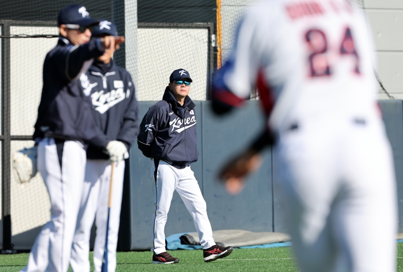 류지현 야구대표팀 감독이 3일 고양 국가대표 훈련장에서 열린 대표팀 훈련을 지켜보고 있다. 야구대표팀은 8~9일 서울 고척스카이돔에서 체코와 평가전을 치르며 15~16일엔 일본 도쿄돔에서 일본과 붙는다. 연합뉴스