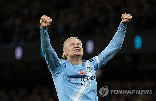 홀란은 챔피언스리그 리그 페이즈 3경기에서도 모두 득점포를 가동해 4골을 기록하고 있다. 공식전 13경기에서 17골을 터뜨리는 역대급 득점 페이스다. 