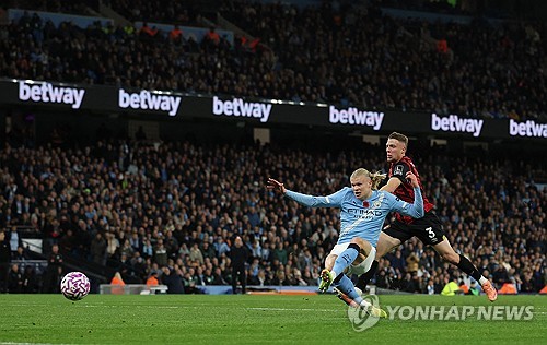 홀란은 챔피언스리그 리그 페이즈 3경기에서도 모두 득점포를 가동해 4골을 기록하고 있다. 공식전 13경기에서 17골을 터뜨리는 역대급 득점 페이스다. 