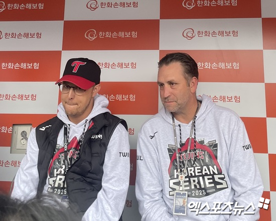 LG 트윈스 외국인 스카우트 저스틴 프린스틴(왼쪽)과 제이슨 던이 지난달 30일 한국시리즈 4차전을 앞두고 취재진과 인터뷰에 응하고 있다. 엑스포츠뉴스 DB