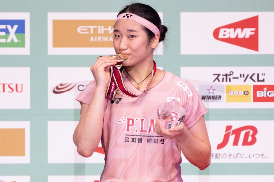 배드민턴 강국 중국도 안세영의 초장기 세계 1위 질주를 예상하고 있다. 안세영이 세계랭킹 1위를 탈환해 한 번도 놓치지 않은지 1년이 넘었다. 안세영은 최근 기량이 전성기 초입에 도달했다고 해도 과언이 아닐 정도로 빼어나다. 적수로 여겨졌던 선수들도 지난달 덴마크 오픈과 프랑스 오픈에서 각각 따돌리며 '1강 체제'를 구축했다. 그러다보니 중국애서도 안세영의 독주를 전망하는 셈이다. 안세영은 지난해 10월부터 55주 연속 배드민턴 여자단식 세계 1위를 달리고 있다. 연합뉴스