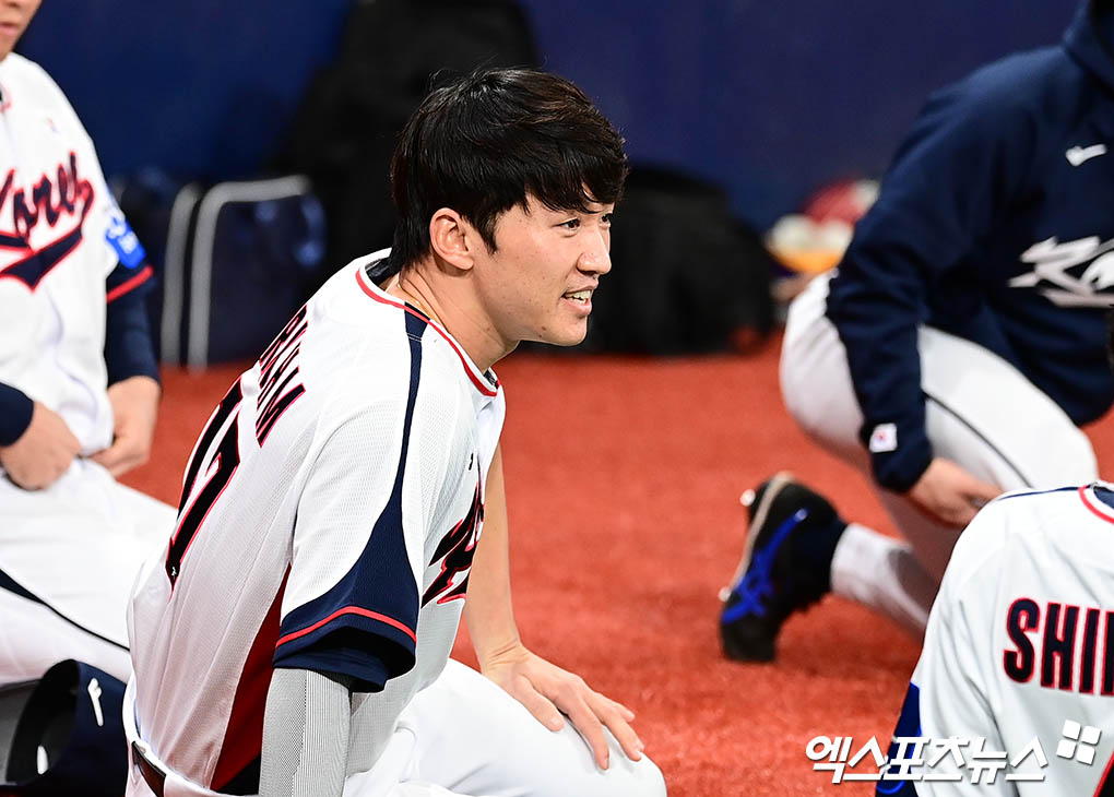 류지현 감독이 이끄는 한국 야구 국가대표팀은 내년 3월 열리는 WBC(월드베이스볼클래식) 대비 평가전인 '2025 NAVER K-BASEBALL SERIES'를 앞두고 훈련을 시작했다. 4일 오후 서울 구로구 고척스카이돔에서 진행된 야구 국가대표팀 훈련에 참석한 박해민이 몸을 풀고 있다. 고척, 박지영 기자