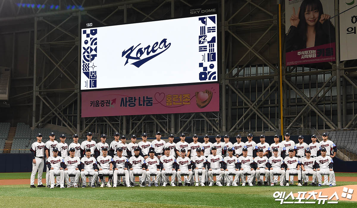 류지현 감독이 이끄는 한국 야구 국가대표팀은 내년 3월 열리는 WBC(월드베이스볼클래식) 대비 평가전인 '2025 NAVER K-BASEBALL SERIES'를 앞두고 훈련을 시작했다. 4일 오후 서울 구로구 고척스카이돔에서 진행된 야구 국가대표팀 훈련에 앞서 대표팀 선수단이 기념 촬영을 하고 있다. 고척, 박지영 기자