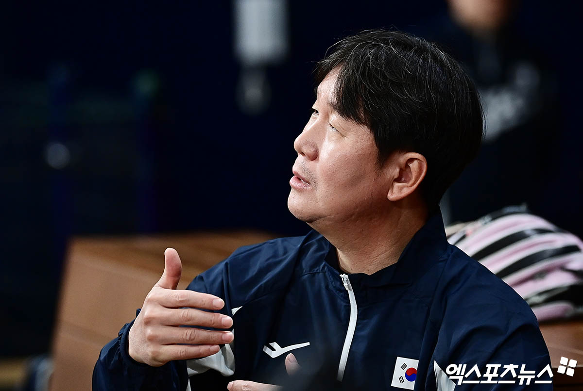 류지현 감독이 이끄는 한국 야구 국가대표팀은 내년 3월 열리는 WBC(월드베이스볼클래식) 대비 평가전인 '2025 NAVER K-BASEBALL SERIES'를 앞두고 훈련을 시작했다. 4일 오후 서울 구로구 고척스카이돔에서 진행된 야구 국가대표팀 훈련에 참석한 류지현 감독이 취재진과 이야기를 나누고 있다. 고척, 박지영 기자